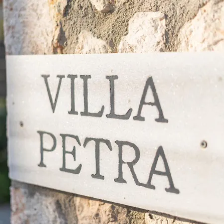 Petra In Vila Karavádhos